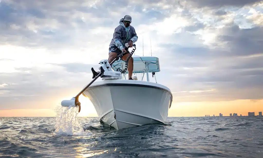Minn Kota Riptide Terrova bianco montato a prua di una barca da pesca in mare