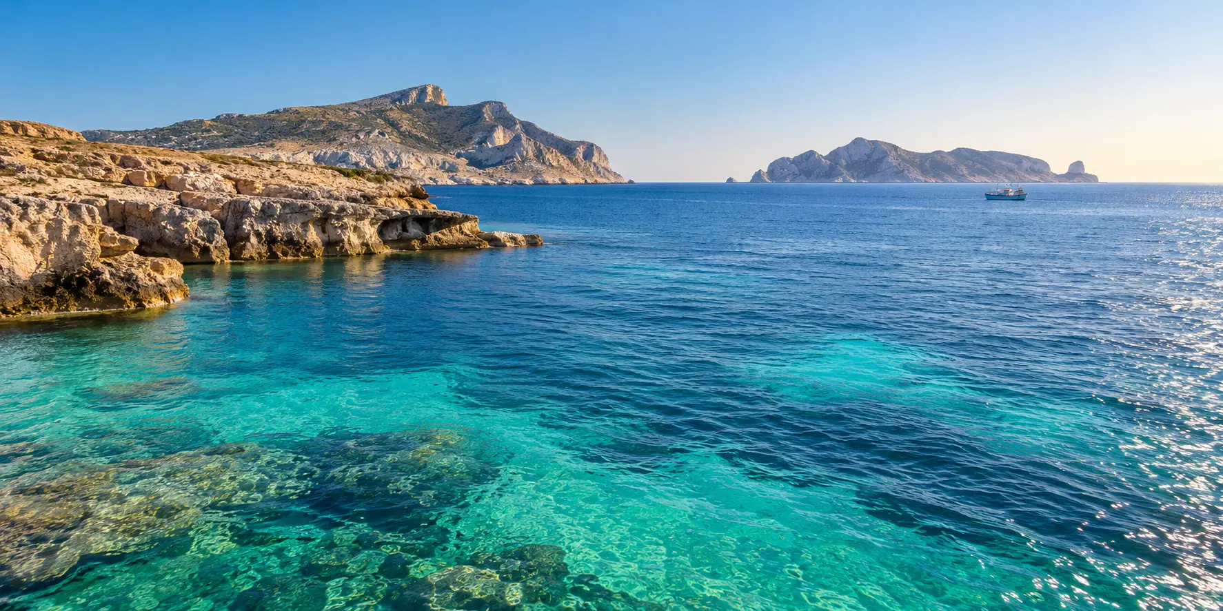 Panorama marino ispirato alle Isole Egadi con barca da pesca al largo di Trapani